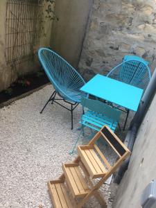 ミリ・ラ・フォレにあるF2 cosy avec Courの青いテーブル、椅子2脚、テーブルと椅子