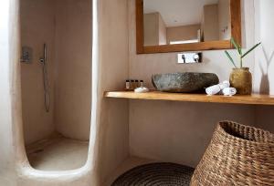 Phòng tắm tại Delmar Apartments & Suites Milos - Delmar Collection