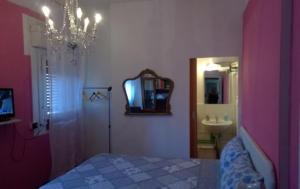 una camera con letto, lavandino e specchio di B&B PORTA APPIA a Imola
