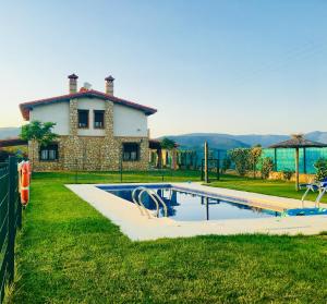 Bazén v ubytování Apartamentos Rurales La Fatela nebo v jeho okolí