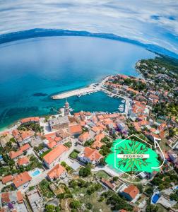 una vista aerea di una città e dell'oceano di Apartments Fedrigo a Sutivan (San Giovanni di Brazza)