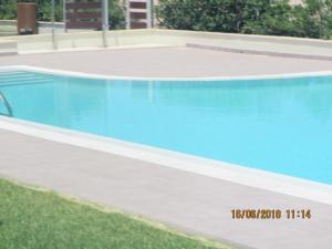 The swimming pool at or close to Marenia, dúplex en primera línea de playa