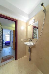 a bathroom with a sink and a mirror at Hotel Stambolov in Veliko Tŭrnovo