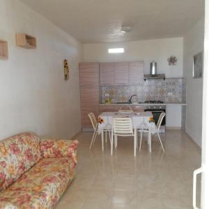 ein Wohnzimmer mit einem Sofa und einem Tisch in der Unterkunft Casa del sole in Portopalo