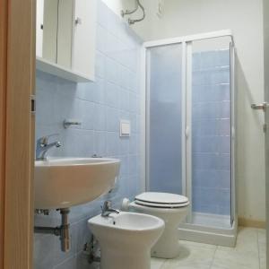 波爾托帕洛的住宿－Casa del sole，浴室配有卫生间、盥洗盆和淋浴。