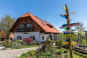 Garður fyrir utan Gästezimmer & Buschenschank mit Weingut Hack-Gebell