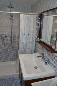 La salle de bains est pourvue d'un lavabo, d'une douche et d'une baignoire. dans l'établissement Apartment first line beach El Campello (Alicante), à El Campello