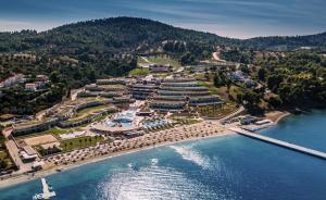 z góry widok na ośrodek nad wodą w obiekcie Miraggio Thermal Spa Resort w mieście Paliouri