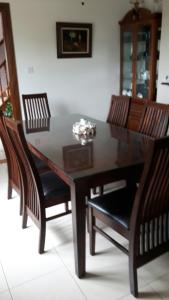 una mesa de comedor con 4 sillas alrededor en Scapaflow B&B, en OʼBriensbridge