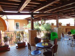 un patio con mesas y sillas en el balcón en Hotel Europa, en Rieti