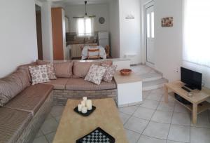een woonkamer met een bank en een tafel bij Villa Sunny Day in Marathón