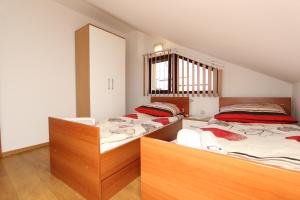 two twin beds in a room with a window at Apartment Denza City Center Sarajevo in Sarajevo
