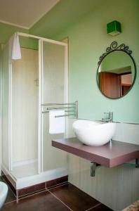 ein Bad mit einem Waschbecken und einem Spiegel in der Unterkunft La Dimora di Ulisse in San Mauro Cilento