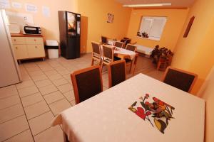 - une cuisine et une salle à manger avec une table et des chaises dans l'établissement Expres Atack Penzion, à Brno