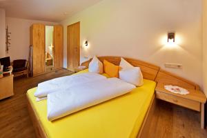 A bed or beds in a room at Apartment Oberbichl