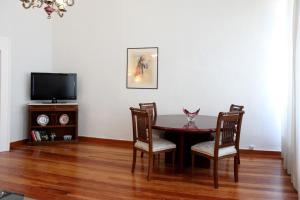 TV a/nebo společenská místnost v ubytování Poplar Mansion