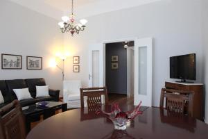 TV a/nebo společenská místnost v ubytování Poplar Mansion