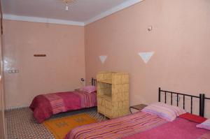 2 łóżka w pokoju z różowymi ścianami w obiekcie Auberge Restaurant le Safran w mieście Taliouine +37 zdjęć