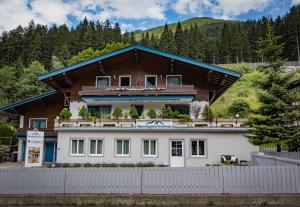 ein Haus mit einem Zaun davor in der Unterkunft Alpenappartements in Bad Gastein