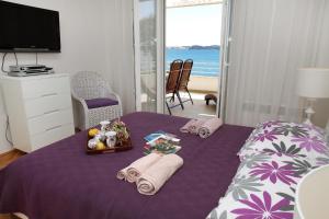 TV a/nebo společenská místnost v ubytování Gem of the sea luxury beach apartment with brand new heating infinity pool