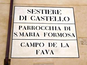 una señal en el costado de un edificio con las palabras en Residence Ca' Foscolo, en Venecia
