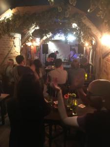 un grupo de personas sentadas en un restaurante por la noche en tiger inn en Bridport