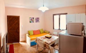 ein kleines Wohnzimmer mit einem Sofa und einem Tisch in der Unterkunft appartamento vacanze Sardegna in Siniscola