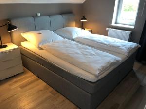 ein Bett mit zwei Kissen darauf in einem Schlafzimmer in der Unterkunft Wohnung im Stadtzentrum in Cloppenburg