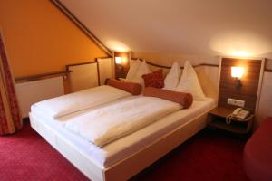 Llit o llits en una habitació de Hotel Garni Thermenglück