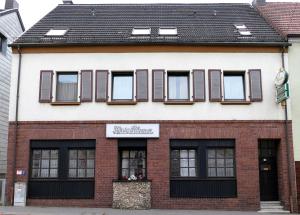 a brick building with windows and a sign on it at Zum Mühlehannes in Rohrbach
