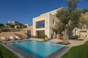 The swimming pool at or close to Villa Salla