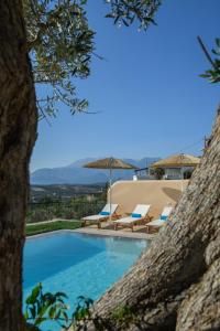 The swimming pool at or close to Villa Salla