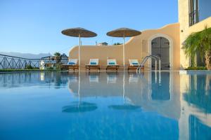 The swimming pool at or close to Villa Salla
