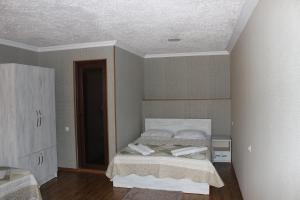 Letto o letti in una camera di Hotel Rabath