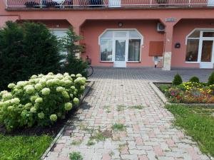 A garden outside Kertvárosi Apartman II