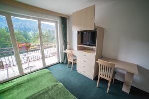 Televiisor ja/või meelelahutuskeskus majutusasutuses Hotel Rakitna