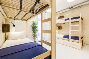 Two Pillows Boutique Hostel emeletes ágyai egy szobában
