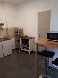 A kitchen or kitchenette at Kertvárosi Apartman II