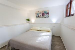 biały pokój z łóżkiem z 2 poduszkami w obiekcie AP-ART-MAN by A&V for two, NEW, sea 200m, free parking w mieście Kožino
