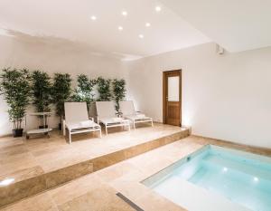 Piscina di Two Pillows Boutique Hostel o nelle vicinanze