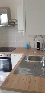 una cocina con fregadero y encimera en Villa A'mare, en Savelletri di Fasano 42 fotos más