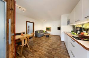 cocina y sala de estar con mesa en Bognerhof, en Rifiano