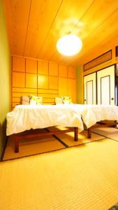 sypialnia z dużym łóżkiem w pokoju w obiekcie Tomato House Takayama w mieście Takayama