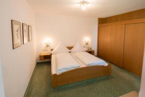 Postel nebo postele na pokoji v ubytování Hotel St. Ulrich Garni