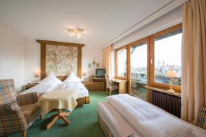
Een bed of bedden in een kamer bij Hotel St. Ulrich Garni
