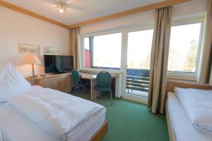 Postel nebo postele na pokoji v ubytování Hotel St. Ulrich Garni