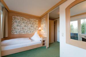 Postel nebo postele na pokoji v ubytování Hotel St. Ulrich Garni
