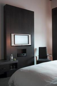- une chambre avec un lit, une chaise et une fenêtre dans l'établissement Hôtel Alt Québec, à Québec