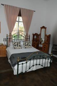 HH 820 Accomodation في Grootfontein: غرفة نوم بسرير كبير ونافذة