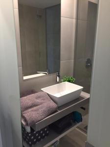 a bathroom with a white sink and a mirror at Oasis Beach X app 25 in Guardamar del Segura